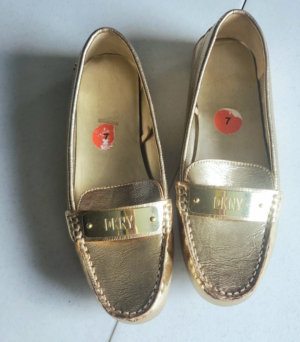 DKNY Womens Gold Logo Driving Shoes Size 7 Sporty Travel  Casual Glam